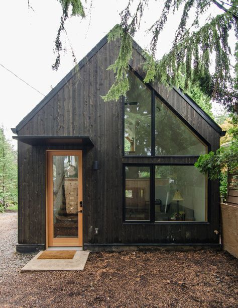 Backyard Tiny Guest House, Adu Designs, Tiny Guest House, Backyard Guest Houses, Fasad Design, Black Cabin, Black Houses, Houses Ideas, Guest Houses