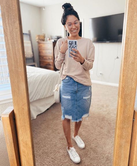 Outfits With A Denim Skirt, Modest Outfits For Women, Modest Fall Outfits, Sweater Black, September Outfits, Modest Outfit Ideas, Apostolic Fashion, Dress Code, Cute Modest Outfits