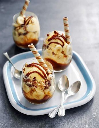 Banoffee sundaes - pretend it's still summer with pecan nuts, salted caramel sauce and bananas. Bakers Delight, Sundae Recipes, Impressive Desserts, Pecan Nuts, Salted Caramel Sauce, Milk Shakes, Läcker Mat, Cream Desserts, Deilig Mat