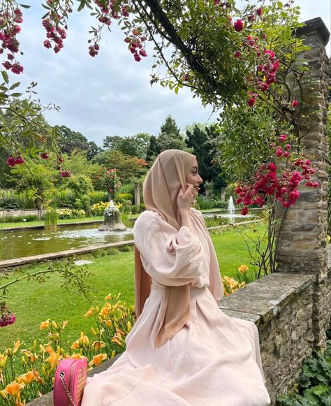 Hijabi Photoshoot Ideas, Modest Poses, Abaya Poses, Hijabi Portrait, Hijabi Poses, Cute Modest Outfits, Pose Fotografi, Hijabi Aesthetic, Soft Girl Aesthetic