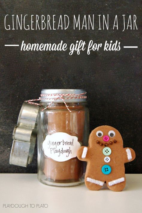 Awesome Christmas gift for kids! Make a gingerbread man kit in a jar. Clever homemade gift idea. Gingerbread Man Kit, Gingerbread Man Decorations, Gift Jars, Playdough To Plato, Playdough Activities, Gingerbread Crafts, Playdough Kits, Mason Jar Gifts, Preschool Christmas