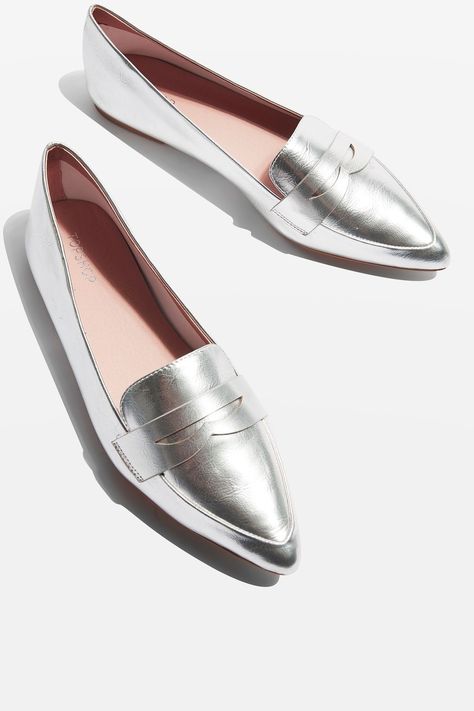 Travel Wardrobe Spring, Loafers Trend, Silver Loafers, Metallic Loafers, Spring Travel, Cinderella Shoes, All About Shoes, Travel Wardrobe, Gorgeous Shoes