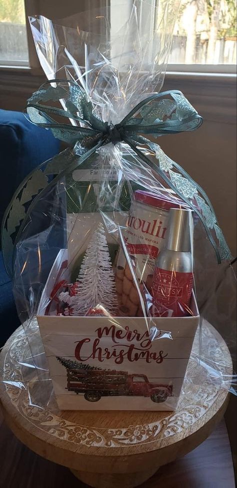 Scentsy Christmas Bundles, Scentsy Christmas Gift Basket Ideas, Giveaway Basket Ideas Business, Scentsy Christmas Ideas, Scentsy Christmas Gifts, Diy Gift Basket For Women, Scentsy Christmas Gift Ideas, Scentsy Gift Basket Ideas, Scentsy Gift Ideas