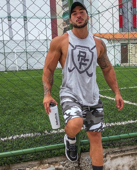 Lycra Men, Men Sport Pants, Inked Men, Muscle Shirts, Old T Shirts, Men's Beauty, Attractive People, Mens Activewear, Mens Fitness