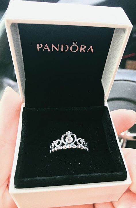 Bague couronne Pandora.👑 Pandora Princess Ring, Pandora Rings Princess, Pandora Princess, Cute Promise Rings, Princess Ring, Flower Engagement Ring, Jewelry Accessories Ideas, Pandora Rings, Rose Engagement Ring