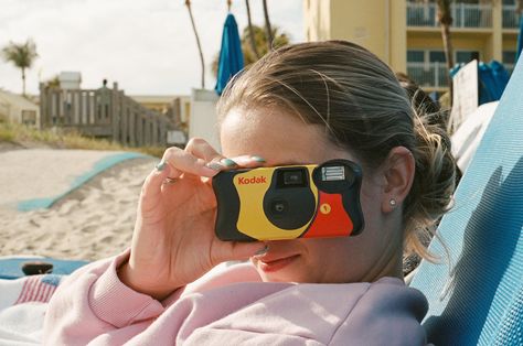 Artsy girl holding Kodak Disposable Camera at the beach Kodak Funsaver Photos, Kodak Aesthetic, Kodak Disposable Camera, Kodak Funsaver, Philippines Trip, Film Pics, Teenage Bucket List, Film Camera Photography, Analog Camera