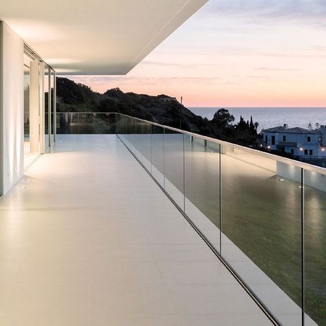 Outside Glass Railing, Patio Glass Railing, Contemporary Railings Exterior, Glass Railing Outdoor, Modern Glass Balcony, Glass Guardrail Design, Glass Handrail Balcony, Terrace Glass Railing, Glass Balustrade Outdoor