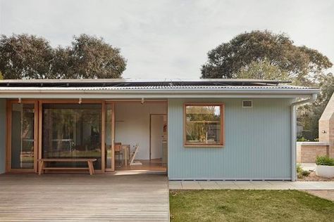 Beach Shack Exterior, Shack House, Tiny Beach House, 1960s House, House Cladding, Ocean Grove, Mix Use Building, Surf House, Timber Structure