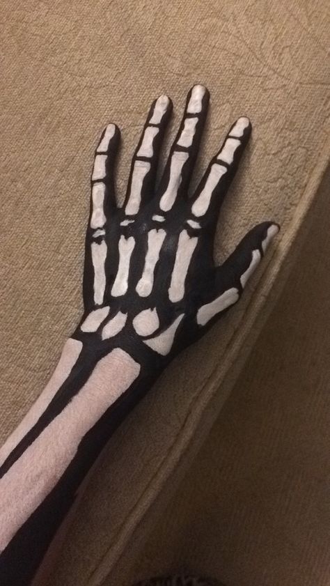 Skeleton arm body art Halloween Skeleton Hands Makeup, Skeleton Makeup Hand, Skeleton Hand Paint, Skeleton Arm Makeup, Skeleton Body Art, Skeleton Body Painting, Skeleton Body Makeup, Skeleton Hand Makeup, Skeleton Outfit Halloween