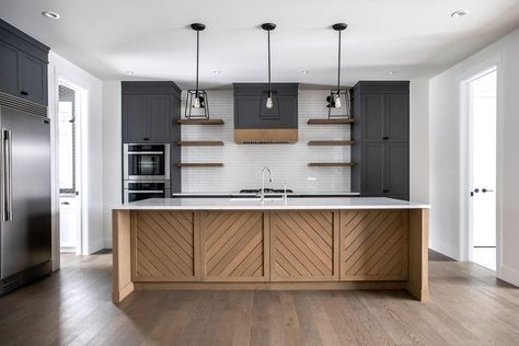 kitchen cabinets Kitchen with Black Cabinets This beautiful kitchen is finished with white subway ti Kitchen Transitional, Warm Kitchen, Transitional Decor Kitchen, Casa Country, Black Kitchen Cabinets, Kitchen Inspiration Design, Black Cabinets, Beautiful Kitchen, Transitional Decor