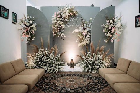 Maskipun dengan konsep lesehan kamu juga tetap perly menghias ruangan lamaranmu dengan cantik lho, agar lebih enak dilihat, sesi foto-foto… Dekorasi Pengajian Pernikahan, Engagement Decorations Backdrop, Decor Tunangan, Dekorasi Pengajian, Akad Decoration, Decorasi Wedding, Dekor Engagement, Engagement Backdrop Ideas, Dekor Akad