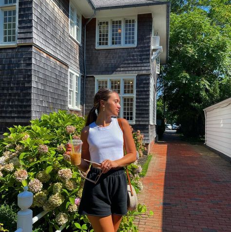 Girl Cleaning Aesthetic, Nantucket Outfit, Hannah Meloche, Hawaii Pictures, Hawaii Outfits, Clean Aesthetic, Summer Lookbook, Summer Outfit Inspiration, Instagram Photo Inspiration