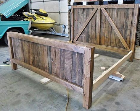 King Size Pallet Headboard, Rustic Queen Bed, Door Bed Frame, Diy King Size Headboard, King Size Bed Frame Diy, Queen Bed Frame Diy, Diy King Bed, Diy King Bed Frame, Wood Bed Frame Diy