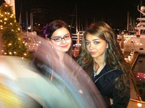 sarah and ariel Hailey Modern Family, Modern Family Cast, Ariel Winter, Sarah Hyland, Real Family, Family Doctors, Family Funny, Tv Girls, Modern Family