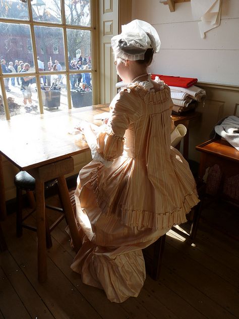 1770s Fashion, Colonial Williamsburg Va, 18th Century Gown, Colonial Garden, Winter View, Colonial Dress, Historical Costuming, 18th Century Dress, Hudson River Valley