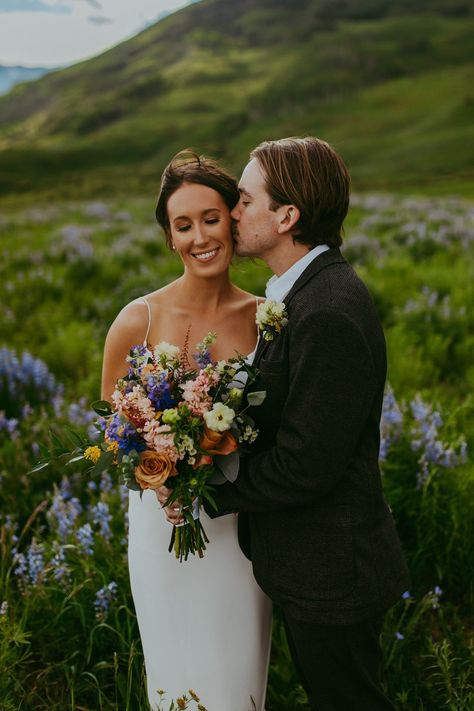 Veil Colorado, Summer Wildflower Wedding, Wedding Bouquet Summer, Colorado Flowers, Wildflower Weddings, Short Wedding Veil, Elopement Flowers, Crested Butte Wedding, Elope In Colorado