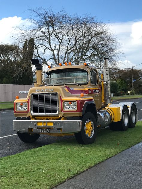 MACK. R600, Prime-Mover, of Regal Transport. N.Z. R Model Mack Trucks, Mack Dump Truck, Mack Attack, Old Mack Trucks, Truck Transport, Model Truck Kits, Train Truck, Small Trucks, Farm Trucks