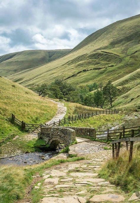 Derbyshire Dales, Peak District England, Peak District National Park, Irish Countryside, Ireland Landscape, British Countryside, Peak District, Lone Wolf, English Countryside