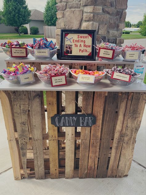 Outdoor Graduation Party Ideas, Outdoor Graduation Party, Creative Graduation Party Ideas, Boys Graduation Party, Rustic Graduation Party, Graduation Candy Buffet, Graduation Party Pictures, Graduation Candy Bar, High School Graduation Party Decorations