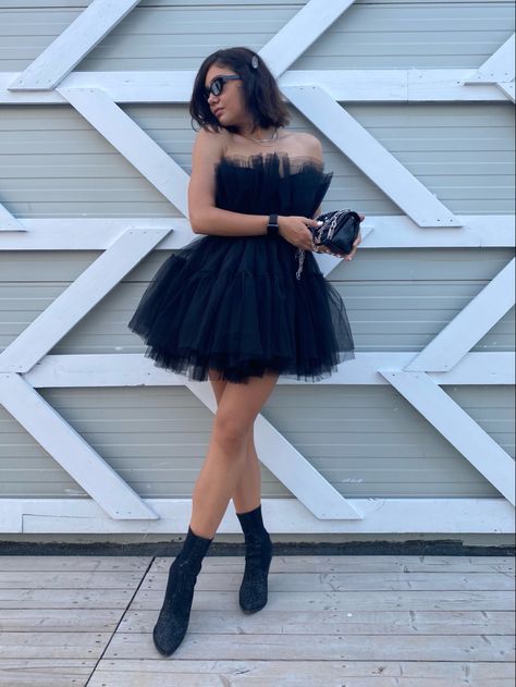 Tulle Dress With Boots, Sock Boots Outfit Going Out, Black Puff Dress, Sock Boots Outfit, Dress With Converse, Dress And Boots, Paula Cademartori, Black Tutu, Puffy Dresses