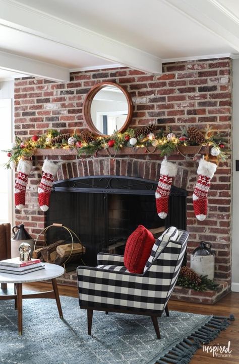 Rustic Christmas Mantel, Diy Christmas Fireplace, Mantel Decorating, Gorgeous Fireplaces, Holiday Mantel, Fireplace Mantel Decor, Christmas Mantle Decor, Christmas Fireplace Decor, Christmas Mantel