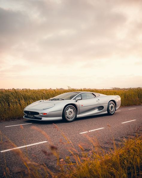 Jaguar Xj220 Wallpaper, Jaguar Wallpaper Car, Old Jaguar Car, Dreamworld Aesthetic, Old Jaguar, 90s Cars, Jaguar Wallpaper, Car Jaguar, Jaguar Xj220