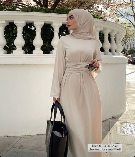 Hijabi Silk Dress, Halal Dresses, Hijabi Graduation Outfits, Graduation Outfit Ideas Hijab, Elegant Skirt Outfits, Hijabista Fashion, Estilo Hijab, Hijab Trends, Muslim Women Fashion