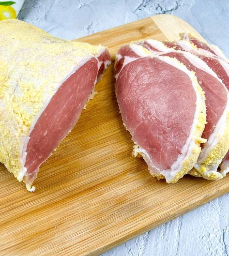 Salt Cured Bacon, Peameal Bacon Recipes, Acadian Food, How To Cook Peas, Canadian Bacon Recipes, Deli Meat Recipes, Smoked Bacon Recipes, Curing Meat, Peameal Bacon