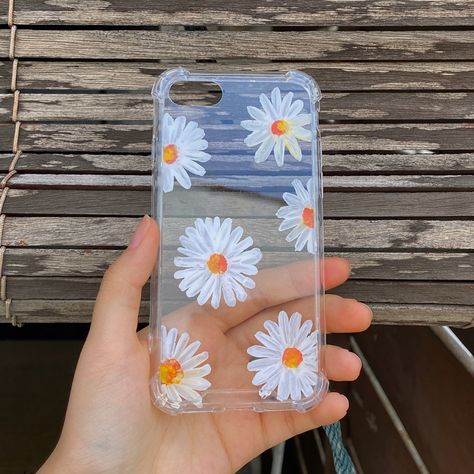 Painted with acrylic paint on a clear acrylic case. #diy #acrylic #phonecase #phonecasedesign #diyphonecase #phonecasediy #paintedphonecase #daisy #daisyphonecase #iphonecase #iphonecasecovers Phone Case Painting, Case Painting, Diy Phone, Painting Ideas, I Hope, Phone Case, Phone Cases, Paint