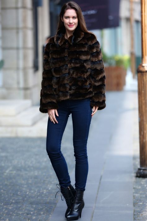 23 Chic Ways to Wear Faux Fur Coats - Pretty Designs Black Fur Coat Outfit Street Style, Brown Fur Jacket Outfit, Brown Faux Fur Coat Outfit, Fur Coat Outfit Winter, Brown Fur Coat Outfit, Short Jacket Outfit, Faux Fur Jacket Outfit, Faux Fur Coats Outfit, Fur Jacket Outfit