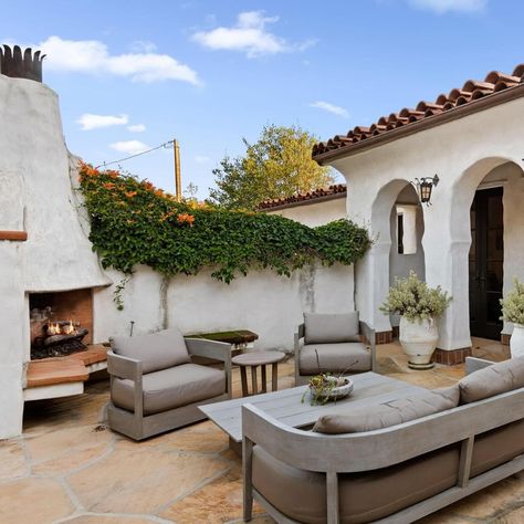 🇪🇸 Spanish-style beauty 💃🏻 with creative flare! 😍Gorgeous details & a stroll away from Montecito’s Butterfly Beach 🌊! Offered at… | Instagram Spanish Style Backyard, Spanish Style Patio, Bungalow Backyard, Backyard Zen, Butterfly Beach, Spanish Bungalow, Garden Inspo, Spanish Style Homes, Rooftop Deck