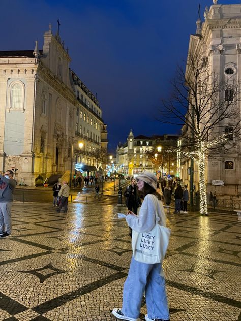 lisbonne lisbon lisboa voyage noël décoration nuit city Lisbon Winter, Portugal Fits, Fav Place, Lisbon, Dream Life, Places To Go, Portugal, Around The Worlds, Street View