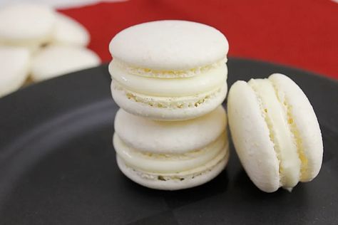 White Chocolate Cream Cheese Macarons - Windy City Baker Almond Macarons, Almond Buttercream, Kue Macaroon, Almond Macaroons, Macaron Filling, Chocolate Cream Cheese Frosting, Macaron Cookies, Italian Meringue, Macaroon Recipes