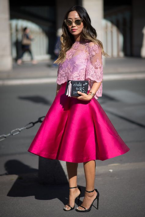 Best #streetstyle @ Spring 2015 Ready-to-Wear #PFW | Aimee Song in a sheer light purple crop top over a satin pink midi skirt, styled with black ankle strap sandals and a matching clutch Pfw Street Style, Pink Midi Skirt, Moda Paris, Paris Fashion Week Street Style, Street Style Paris, Satin Skirt, Looks Chic, Knee Length Skirt, Look Chic