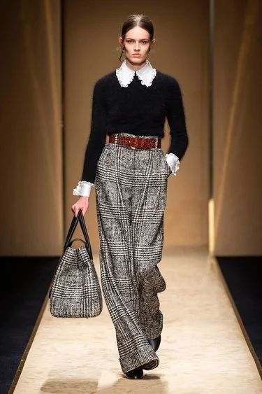 97d0145823aeb8ed80617be62e08bdccdesc42134161ri Look Formal, Wide Trousers, Retro Mode, Trouser Style, Plaid Pants, 가을 패션, Mode Inspiration, Wide Leg Trousers, Moda Fashion