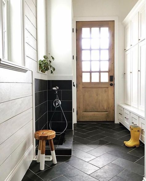 12 GENIUS MUDROOM DOG WASH STATION IDEAS FOR PET LOVERS - Hey, Djangles. Photo credit: Instagram @hawkes_landing Hall Deco, Room Tiles Design, Gorgeous White Kitchen, Veranda Design, Laundry Room Tile, Laundry Room/mud Room, Mudroom Laundry Room, Mudroom Design, Room Tiles