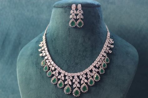 Diamond Necklace Designs Unique, Emerald Jewelry Necklace, Events Dresses, Emerald Diamond Necklace, Diamond Necklace Indian, May Emerald, Antique Style Jewelry, Indian Diamond Jewellery, Pearl Mala