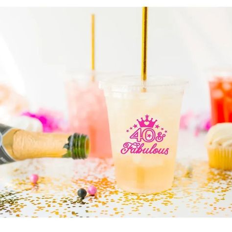 Your 40 and Fabulous and the Queen! A great way to add something special to your party are these disposable plastic party cups with lids and straws! Decorated with a Crown! Helps keep your guest from spilling their drinks too! Plus the shiny gold paper Straws add a little extra touch! 21st Birthday Cups, 35 Birthday Decorations, 50th Birthday Party Favors, Cups With Lids And Straws, 50th Birthday Party Decorations, Birthday Party Cups, Plastic Party Cups, 40th Birthday Gifts For Women, 21st Birthday Decorations