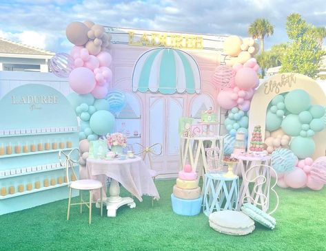 Ladurée / Birthday "Elizabeth’s 3rd birthday " | Catch My Party Tea Party Birthday Ideas, Paris Party Decorations, French Themed Parties, Parisian Party, Paris Theme Party, Parisian Theme, Paris Birthday, French Patisserie, Candy Theme