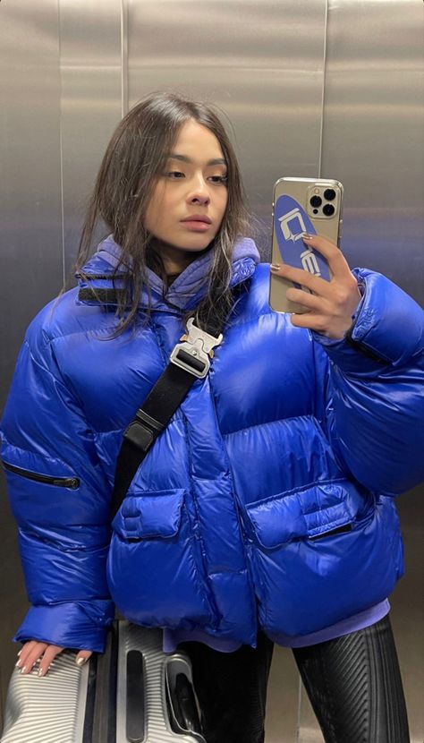 Puffy Jacket Outfit, White Jacket Outfit, Puffer Outfit, Puffer Jacket Outfit, Ny Outfits, Outfit Oversize, Girls Winter Jackets, Blue Puffer Jacket, Blazer Outfits For Women