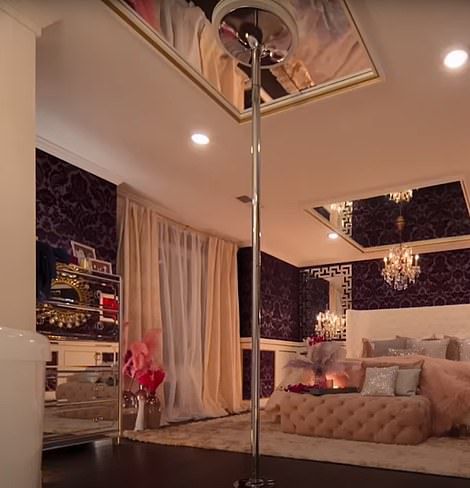 Pole In Bedroom, Couples Room Ideas, Moving Out Aesthetic, Nia Core, Melanie Rose, Couples Apartment, Room Designer, Room Vibes, Barbie Room