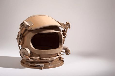 Cardboard Mask Ideas, Diy Astronaut Helmet, Cardboard Sculpture Ideas, Things To Make Out Of Cardboard, Card Board Art, Mask Cardboard, Cardboard Helmet, Diy Astronaut, Cardboard Art Projects