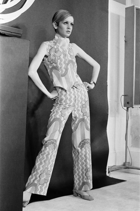 40 Photos Of Twiggy's Style, From '60s Mod To Now | HuffPost Life Twiggy Model, 60s Mod Fashion, Twiggy Fashion, 60’s Fashion, Patti Hansen, Lauren Hutton, Sixties Fashion, Top Models, Mod Fashion