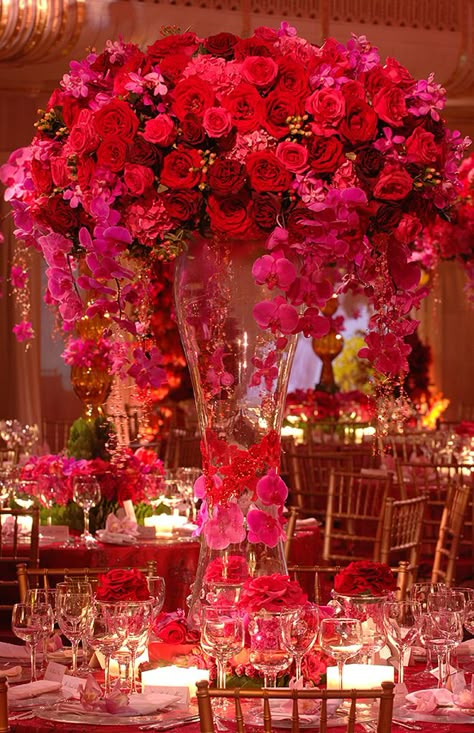 Fuchsia Wedding, Tafel Decor, Party Deco, Tall Centerpieces, Sophisticated Bride, Tall Vase, Deco Floral, Floral Centerpieces, Flower Centerpieces