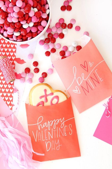 Paper Treat Bags, Valentine's Day Treats, Printable Valentine, Valentines Day Food, Valentines Printables Free, Diy Valentine, Freezer Paper, Diy And Crafts Sewing, Valentine's Day Quotes