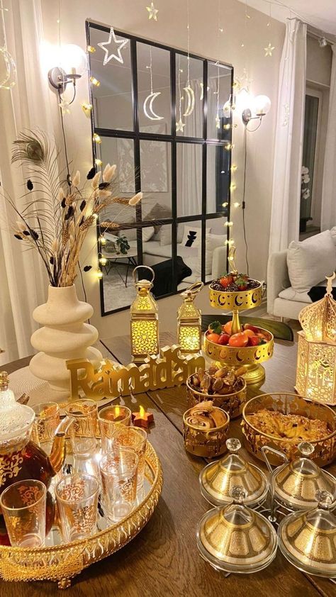 Ramadan Table Setting, Eid Ul Fitr Decorations, Eid Table, Snowflake Making, Ramadan Table Decor, How To Decorate Home, Ramadan Recipes Iftar, Ramadan Home Decor, Decoraciones Ramadan