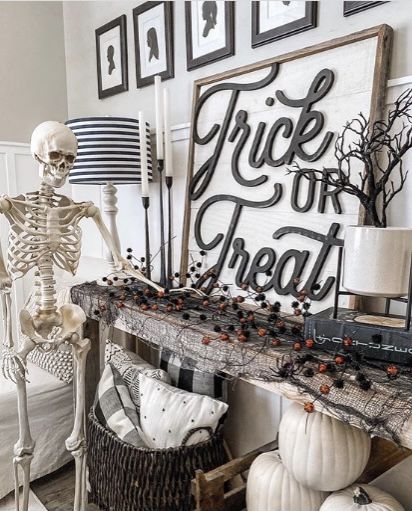 Halloween Decor Diy, Casa Halloween, Image Halloween, Farmhouse Halloween, Diy Halloween Decor, Halloween Tattoo, Fun Halloween Decor, Couples Halloween, Room Walls