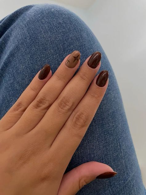 Simple Brown Nails Design, Brown Christmas Nails Short, Fun Brown Nails, Brown Nails With Stars, Nail Art Simple Brown, Simple Dark Nail Designs, Brown Star Nails, Brown Gel Nails Designs, Short Nails Brown