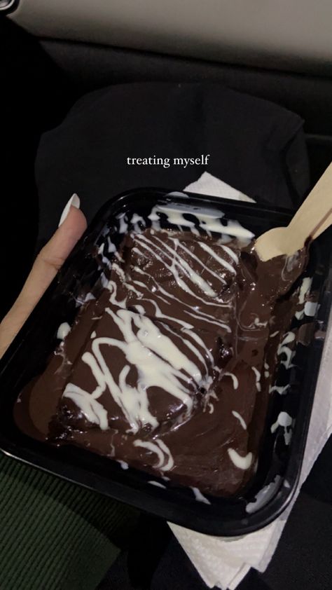 Pastry Cake Aesthetic, Brownie Snapchat Story, Dessert Instagram Story, Brownie Quotes, Pastry Snap, Cake Snapchat Story, Brownie Aesthetics, Aesthetic Chocolate Cake, Brownie Aesthetic