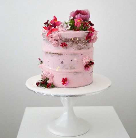 Another pretty light pink petite cake from SweetBakes ~ we ❤ this! moncheribridals.com Wedding Cake Earthy, Pink Naked Cake, Wedding Cake Gold Leaf, Pink Wedding Cakes, Baking Chart, Semi Naked Cake, Boho Wedding Cake, Fresh Flower Cake, Pink Wedding Cake